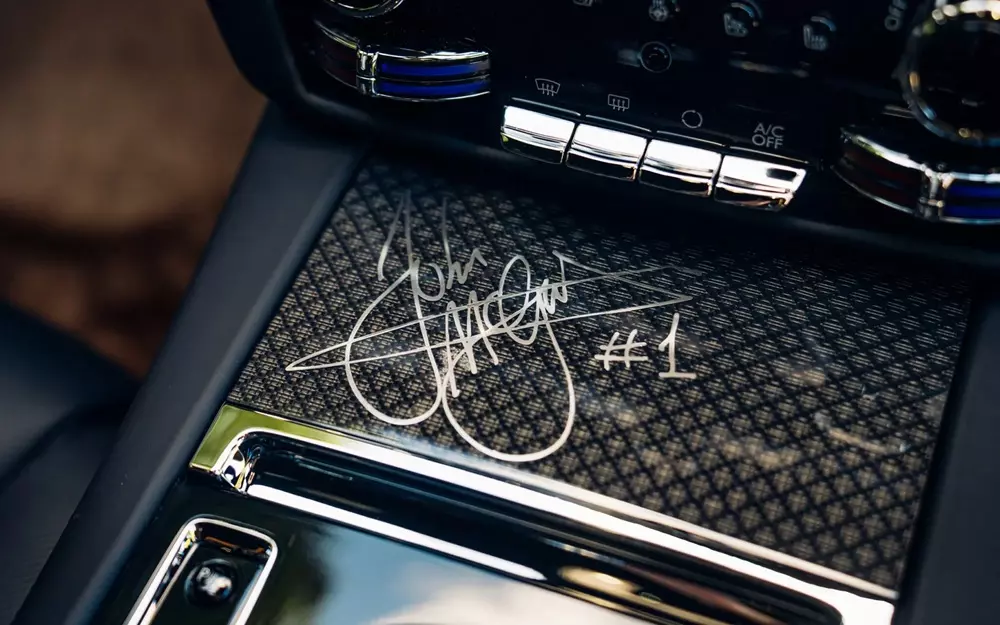 Chữ ký trên bệ trung tâm của Rolls-Royce Black Badge Ghost Tourist Trophy