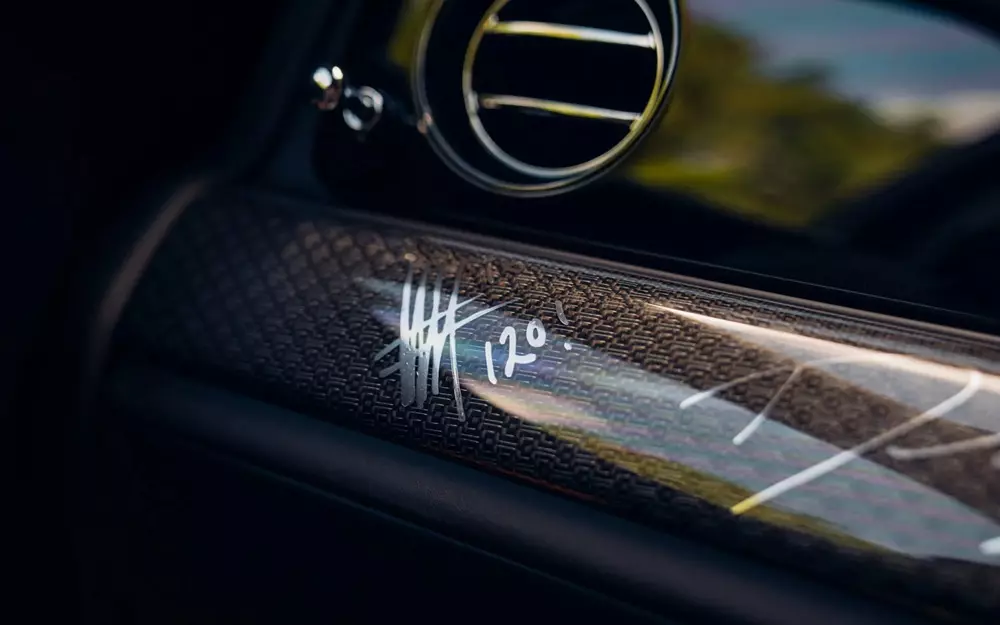 Các chi tiết Black Badge Technical Fibre bên trong Rolls-Royce Black Badge Ghost Tourist Trophy