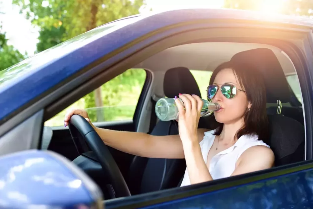 Uống nước từ chai nhựa bỏ trong ô tô đỗ dưới trời nắng nóng có sao không? Uống nước từ chai nhựa bỏ trong ô tô đỗ dưới trời nắng nóng có sao không?