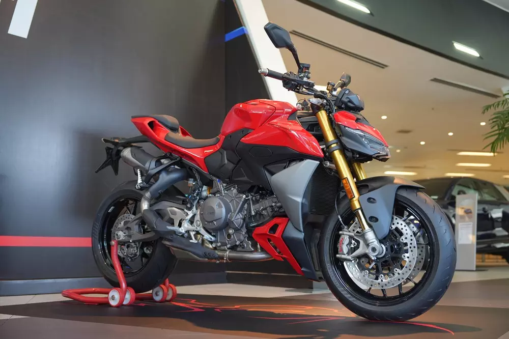 Ducati Streetfighter V2 S 2026 để lộ khối động cơ V12