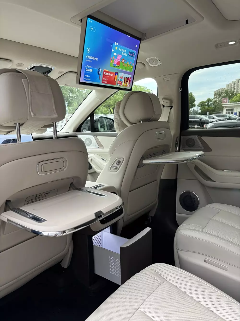 BYD Denza N8L 2027 bản cao cấp có màn hình treo trần dành cho hàng ghế sau. BYD Denza N8L 2027 bản cao cấp có màn hình treo trần dành cho hàng ghế sau.
