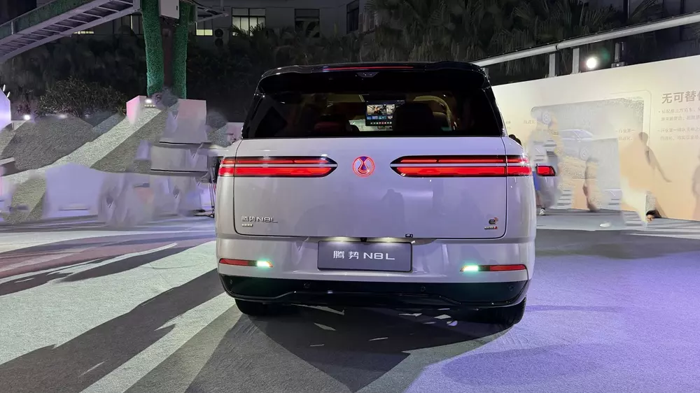 BYD Denza N8L 2027 có thể chạy 430 km mà không tốn xăng. BYD Denza N8L 2027 có thể chạy 430 km mà không tốn xăng.