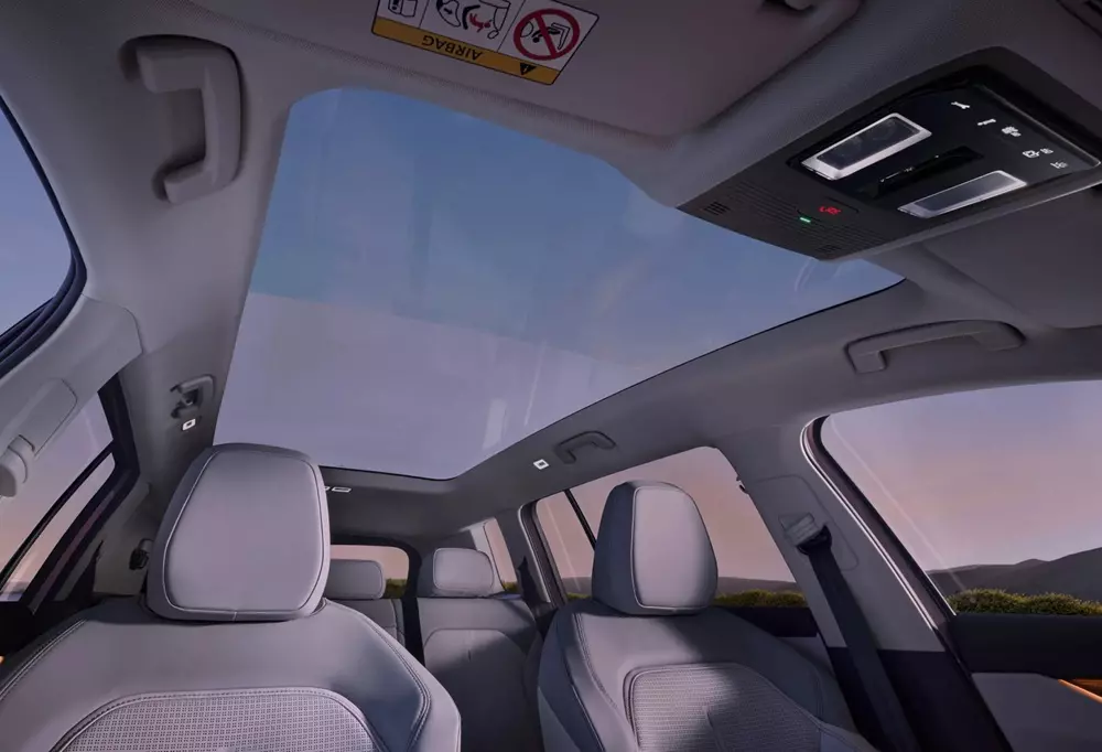 Skoda Peaq được trang bị trần kính toàn cảnh có thể thay đổi độ trong, mờ
