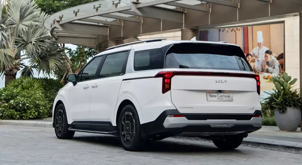 Kia Carnival Hybrid Luxury 8S sở hữu ngoại thất không khác biệt nhiều so với 2 bản còn lại
