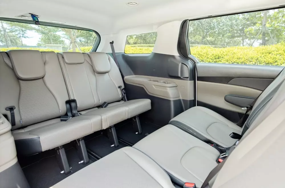 2 hàng ghế sau của Kia Carnival Hybrid Luxury 8S có thể xoay đối diện nhau