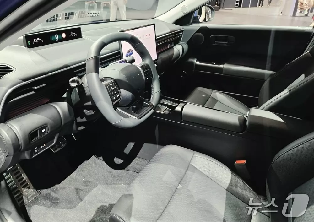 Trên vô lăng của Hyundai Elantra 2027 không có logo của hãng mà chỉ có mã morse của chữ H