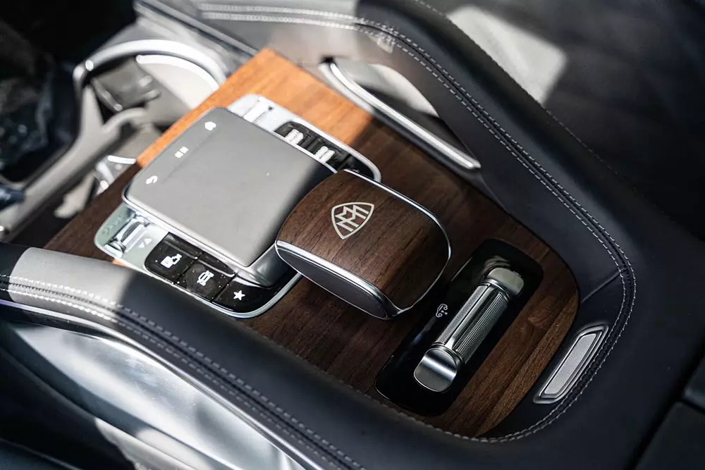 Nội thất của Mercedes-Maybach GLS 480 4Matic 2027 được ốp gỗ walnut sang trọng