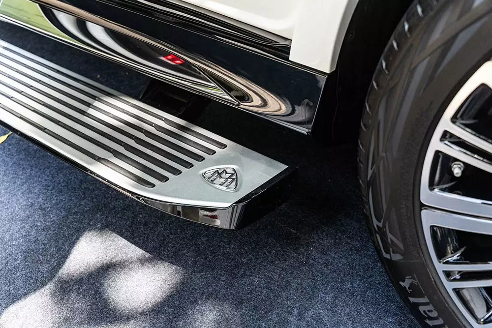 Bệ bước chân mạ crôm với logo Maybach của Mercedes-Maybach GLS 480 4Matic 2027