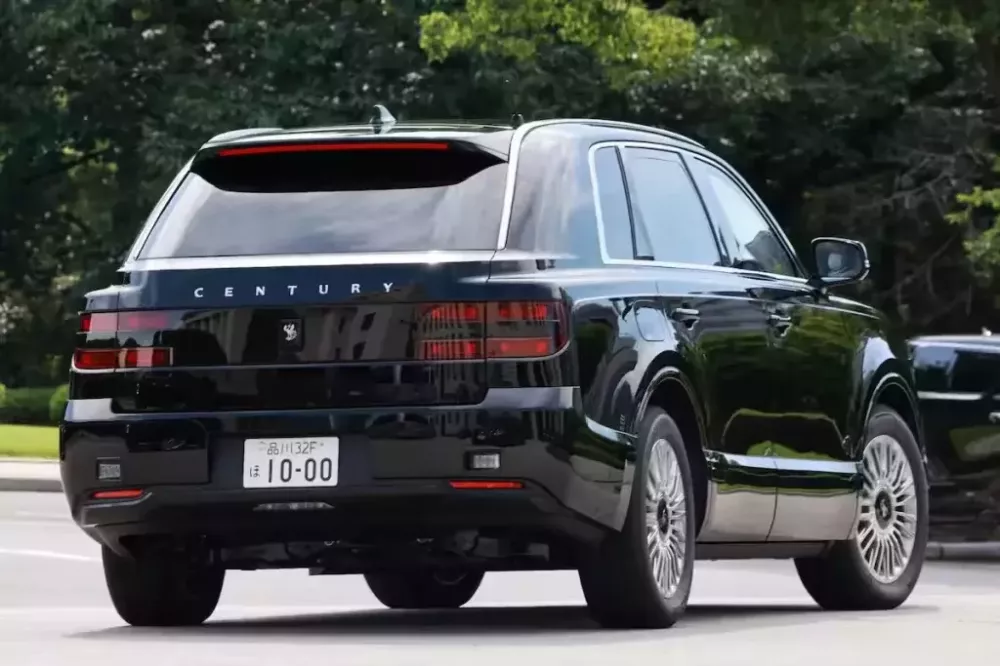 Thủ tướng Nhật Bản bắt đầu sử dụng chiếc xe công vụ Toyota Century SUV từ ngày 22/6