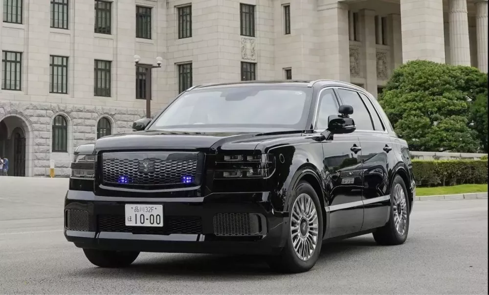 Thủ tướng Nhật Bản chuyển sang sử dụng xe công vụ mới, đó là SUV siêu sang Toyota Century