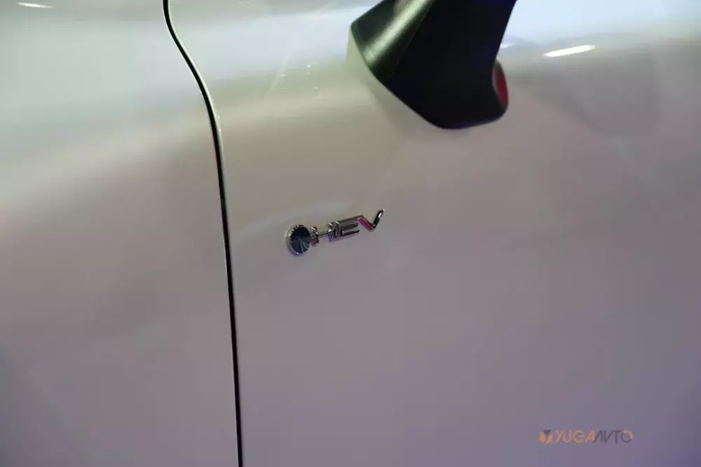 Logo riêng của Toyota Land Cruiser HEV trên chắn bùn trước