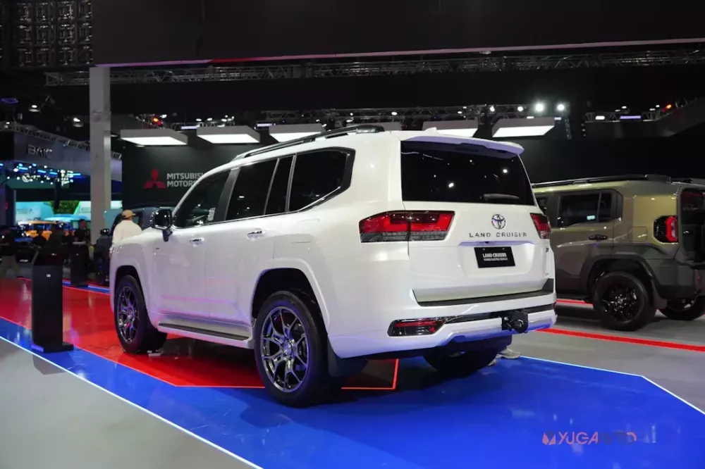 Toyota Land Cruiser HEV dùng động cơ mạnh hơn bản máy dầu đang bán tại Philippines