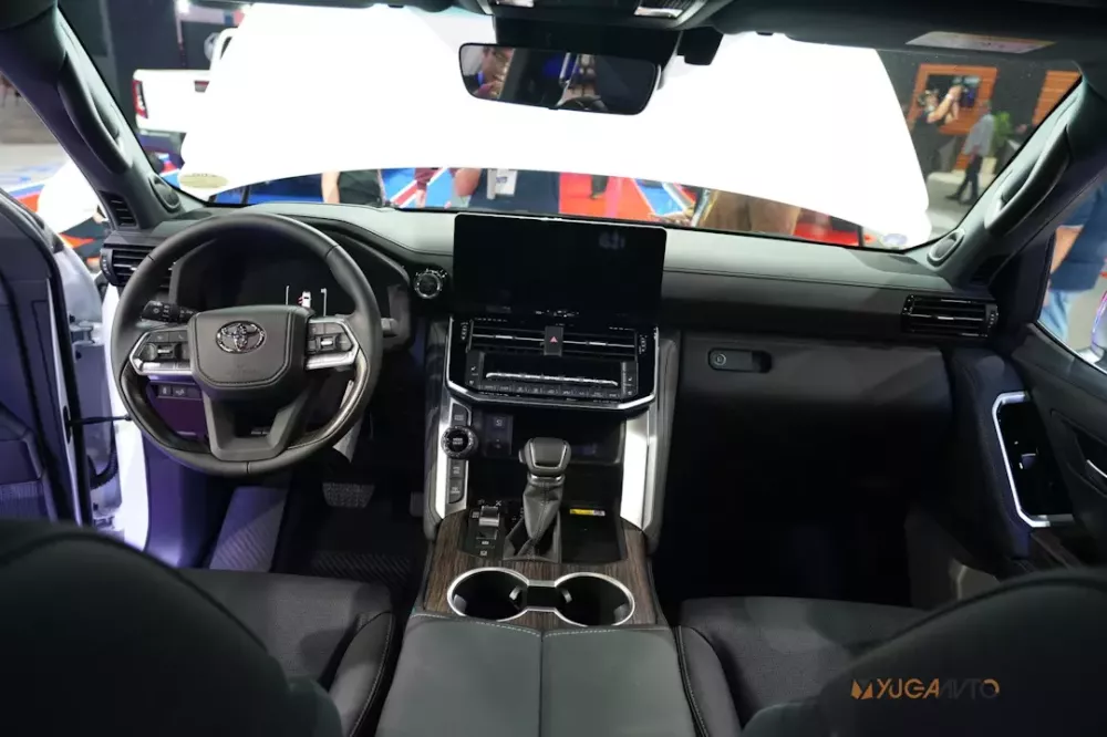 Khoang lái của Toyota Land Cruiser HEV