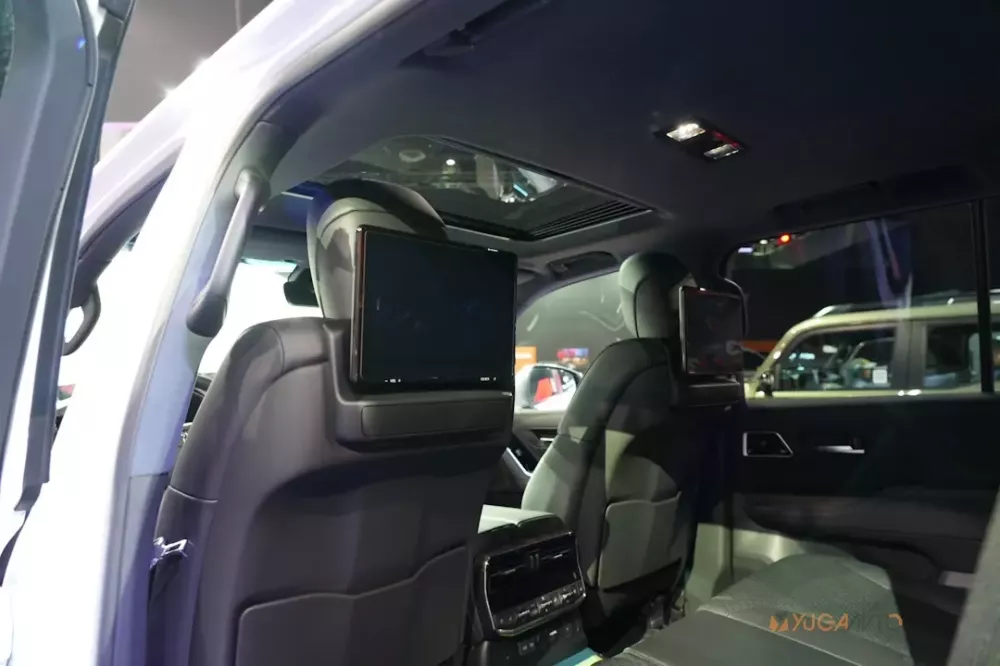 Hãng Toyota tích hợp màn hình gối vào tựa đầu ghế trước để hành khách phía sau giải trí