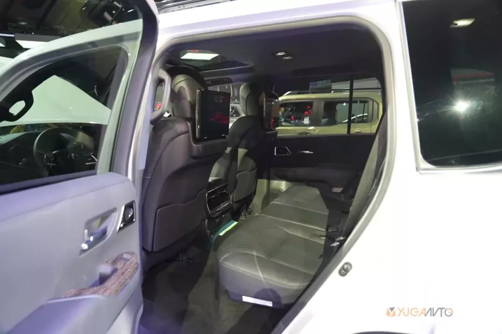 Hàng ghế sau của Toyota Land Cruiser HEV khá rộng rãi