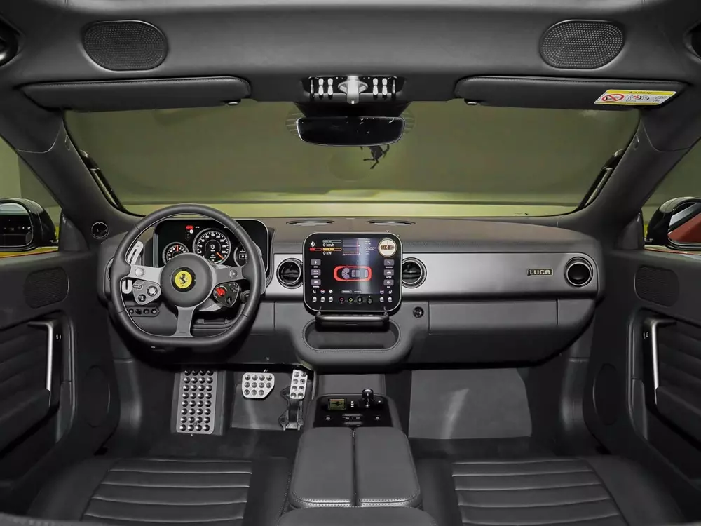 Trái với ngoại thất gây nhiều tranh cãi, nội thất của Ferrari Luce lại rất ấn tượng