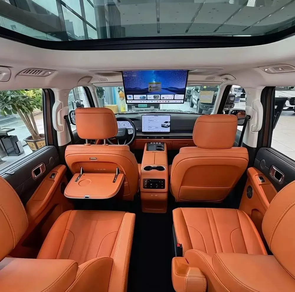 Hành khách ngồi trên ghế sau của Haval GWM H10 giải trí bằng màn hình treo trần