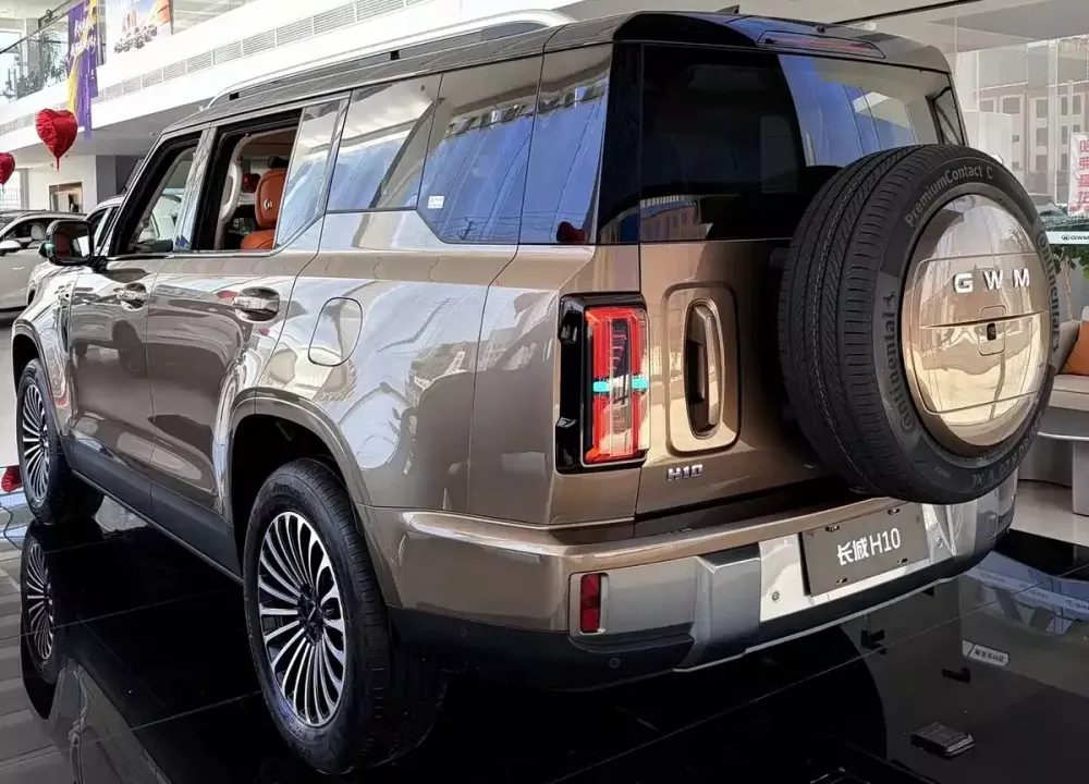 Haval GWM H10 được lắp lốp dự phòng trên cửa cốp sau