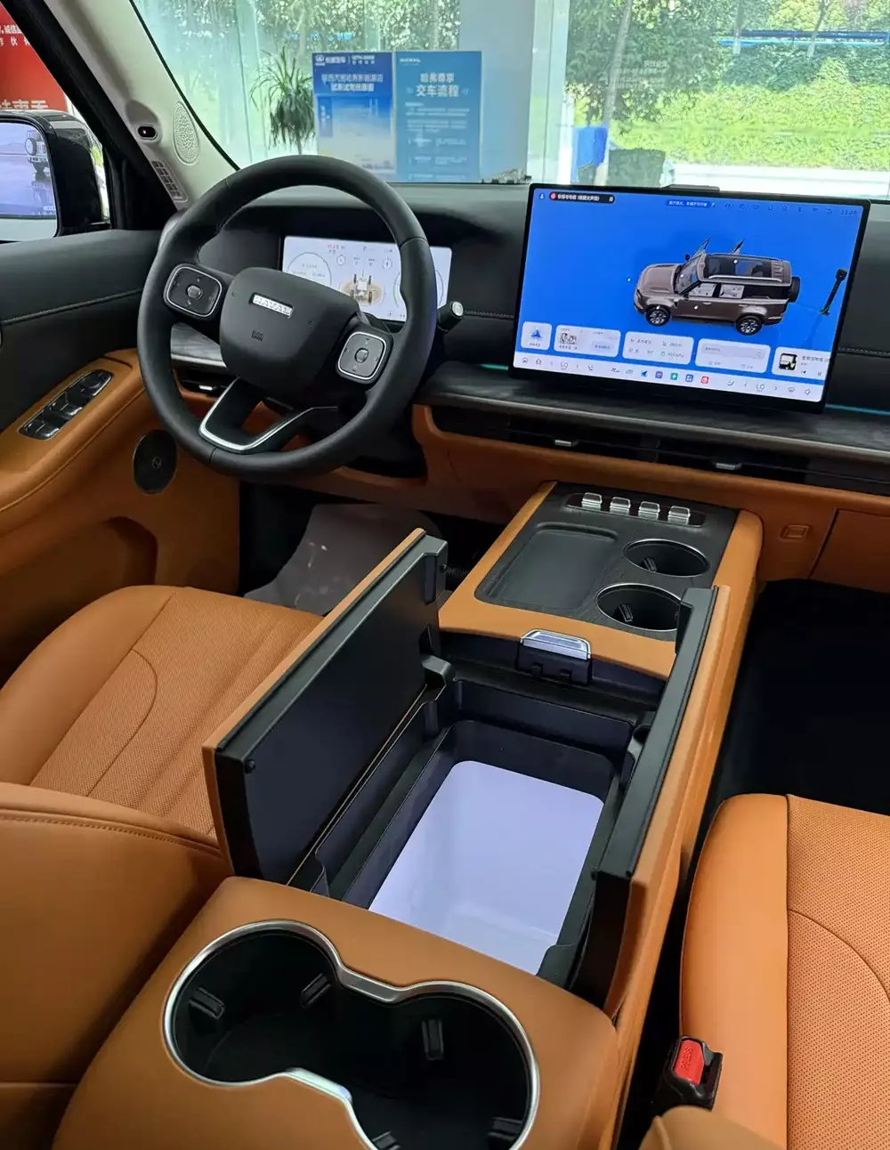 Bệ tì tay trung tâm của Haval GWM H10 tích hợp tủ lạnh nhỏ