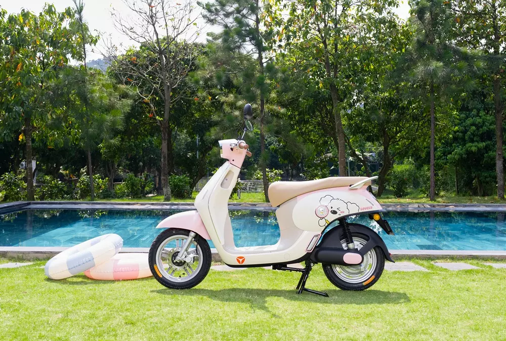 Yadea Omee có nhiều tính năng tiện nghi và an toàn