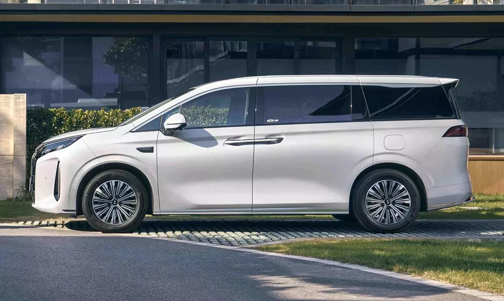 Linghui M9 dài hơn BYD M9