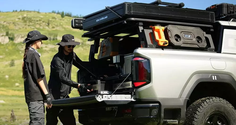 Jetour Zongheng F700 có bậc lên xuống ở cản sau tương tự Ford Ranger