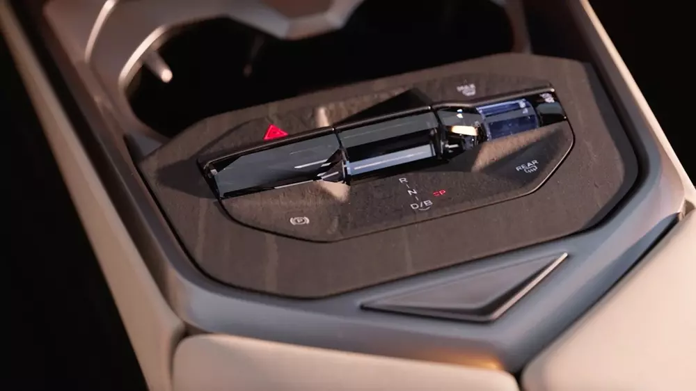 Các chi tiết ốp đá trên bệ trung tâm của BMW X5 2027
