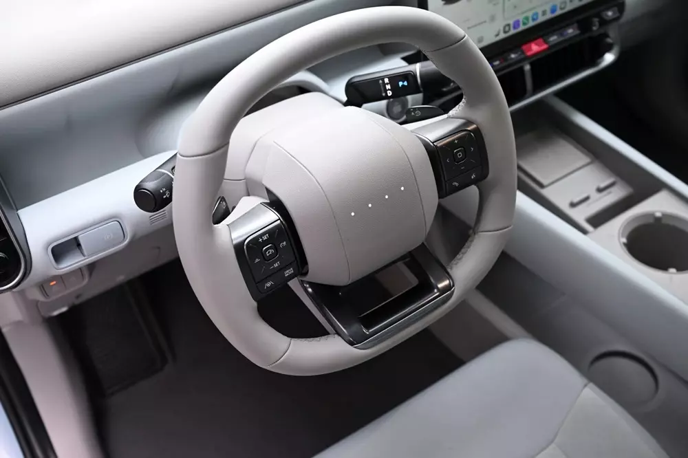Vô lăng của Hyundai Ioniq 3 đi kèm mã morse của chữ H thay vì logo hãng Vô lăng của Hyundai Ioniq 3 đi kèm mã morse của chữ H thay vì logo hãng