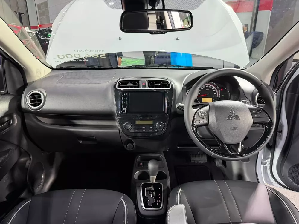 Khoang lái của Mitsubishi Attrage 2026 bản cao cấp Khoang lái của Mitsubishi Attrage 2026 bản cao cấp