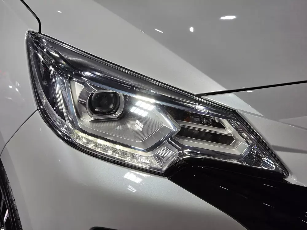 Cụm đèn pha của Mitsubishi Attrage 2026 cũng được nâng cấp Cụm đèn pha của Mitsubishi Attrage 2026 cũng được nâng cấp