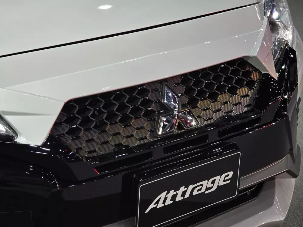 Phần lớn đầu xe của Mitsubishi Attrage 2026 đều được sơn màu đen Phần lớn đầu xe của Mitsubishi Attrage 2026 đều được sơn màu đen