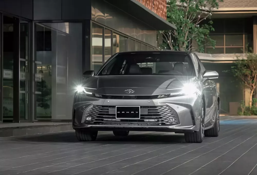 Sau khi cắt bản máy xăng, Toyota Camry tiêu chuẩn được giảm giá niêm yết đến 140 triệu đồng Sau khi cắt bản máy xăng, Toyota Camry tiêu chuẩn được giảm giá niêm yết đến 140 triệu đồng