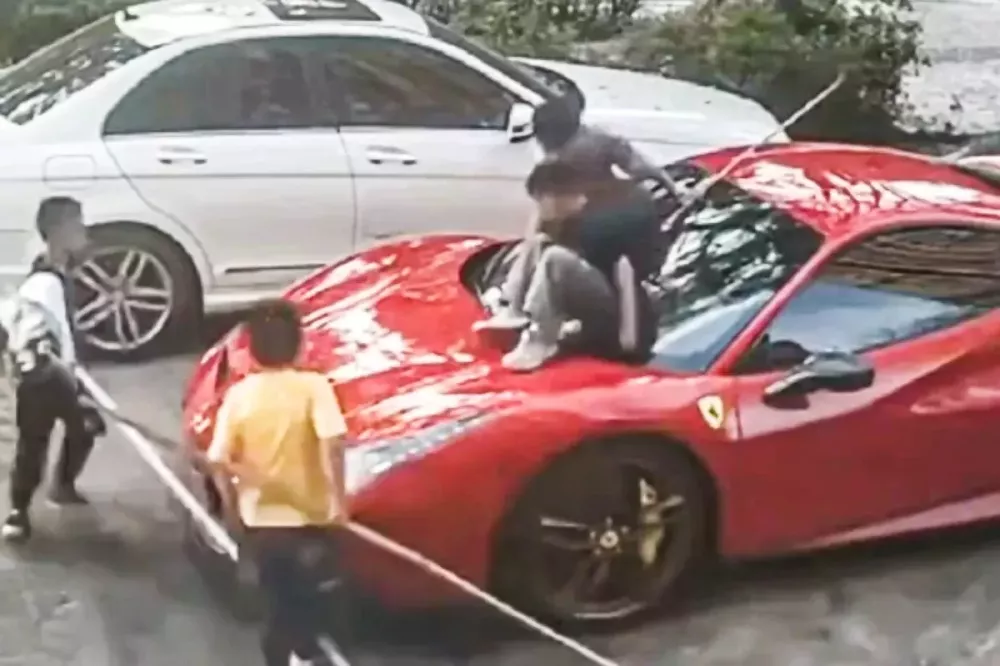 Hành động của nhóm bé trai đã khiến chiếc Ferrari bị trầy xước và hỏng cản trước Hành động của nhóm bé trai đã khiến chiếc Ferrari bị trầy xước và hỏng cản trước