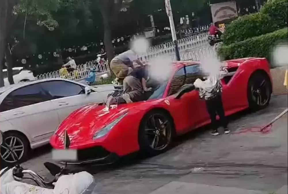Nhóm bé trai trèo lên chiếc siêu xe Ferrari đỗ ngoài trời Nhóm bé trai trèo lên chiếc siêu xe Ferrari đỗ ngoài trời