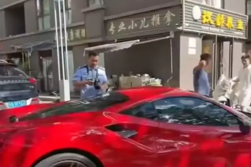 Chủ xe Ferrari gọi cảnh sát đến để trình báo sự việc Chủ xe Ferrari gọi cảnh sát đến để trình báo sự việc