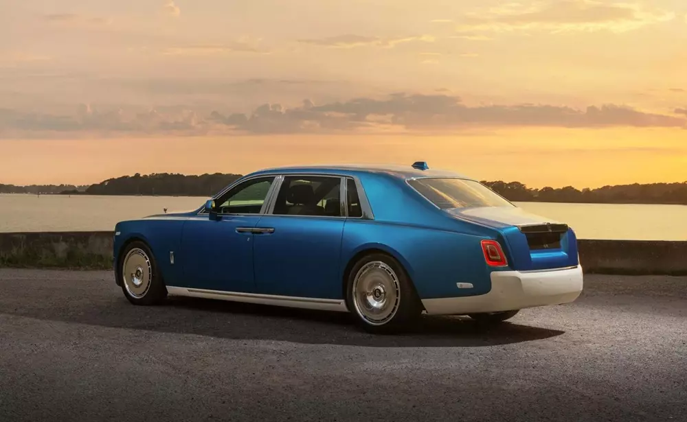 Rolls-Royce Phantom Regatta được phối 2 màu xanh dương và trắng Rolls-Royce Phantom Regatta được phối 2 màu xanh dương và trắng