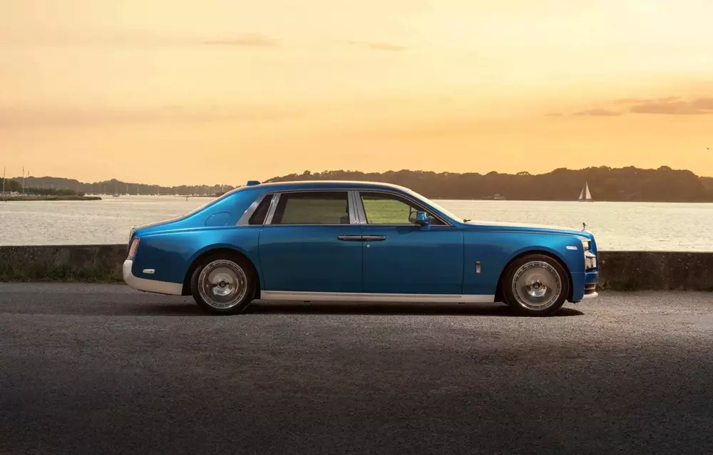 Rolls-Royce Phantom Regatta dùng mâm 22 inch đánh bóng Rolls-Royce Phantom Regatta dùng mâm 22 inch đánh bóng