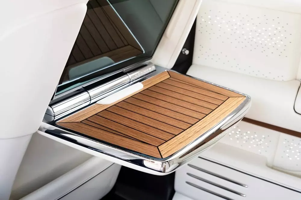 Bàn cắm trại với thiết kế như sàn du thuyền là điểm nhấn của Rolls-Royce Phantom Regatta Bàn cắm trại với thiết kế như sàn du thuyền là điểm nhấn của Rolls-Royce Phantom Regatta