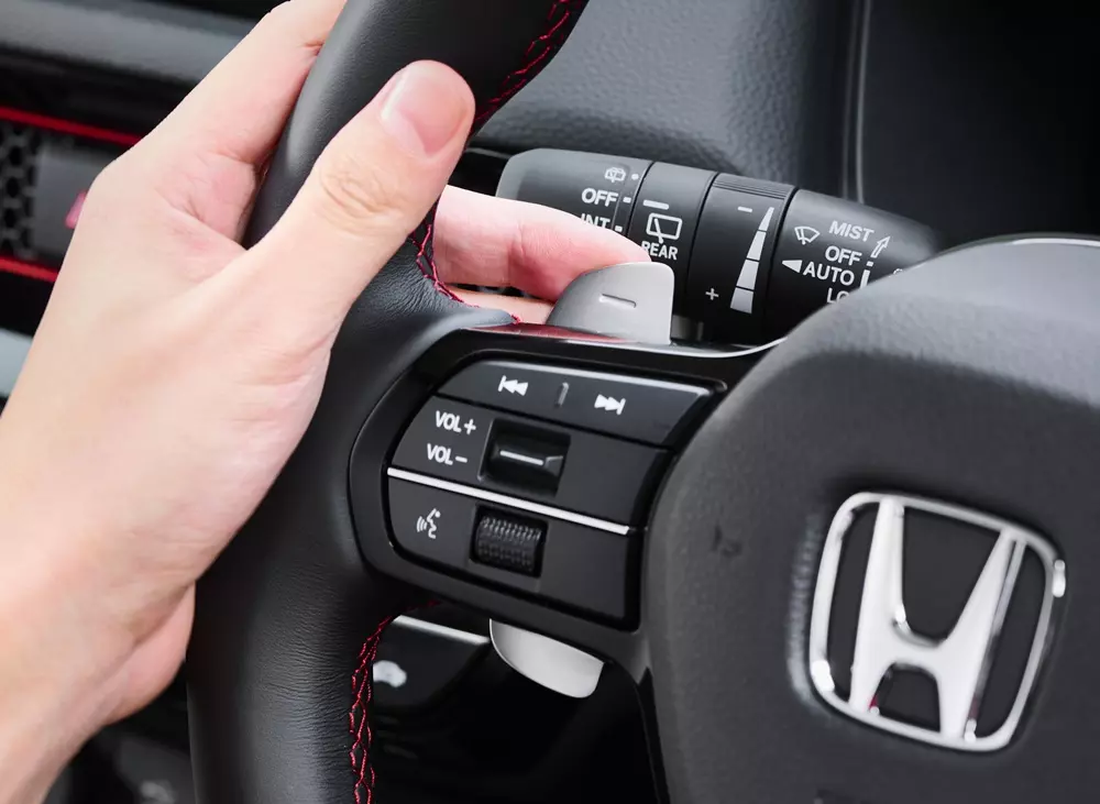 Lẫy chuyển số phía sau vô lăng của Honda Civic e:HEV 2026 Lẫy chuyển số phía sau vô lăng của Honda Civic e:HEV 2026