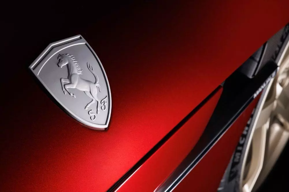 Huy hiệu ngựa chồm màu bạc khắc laser trên sườn của Ferrari 12Cilindri Manuale 