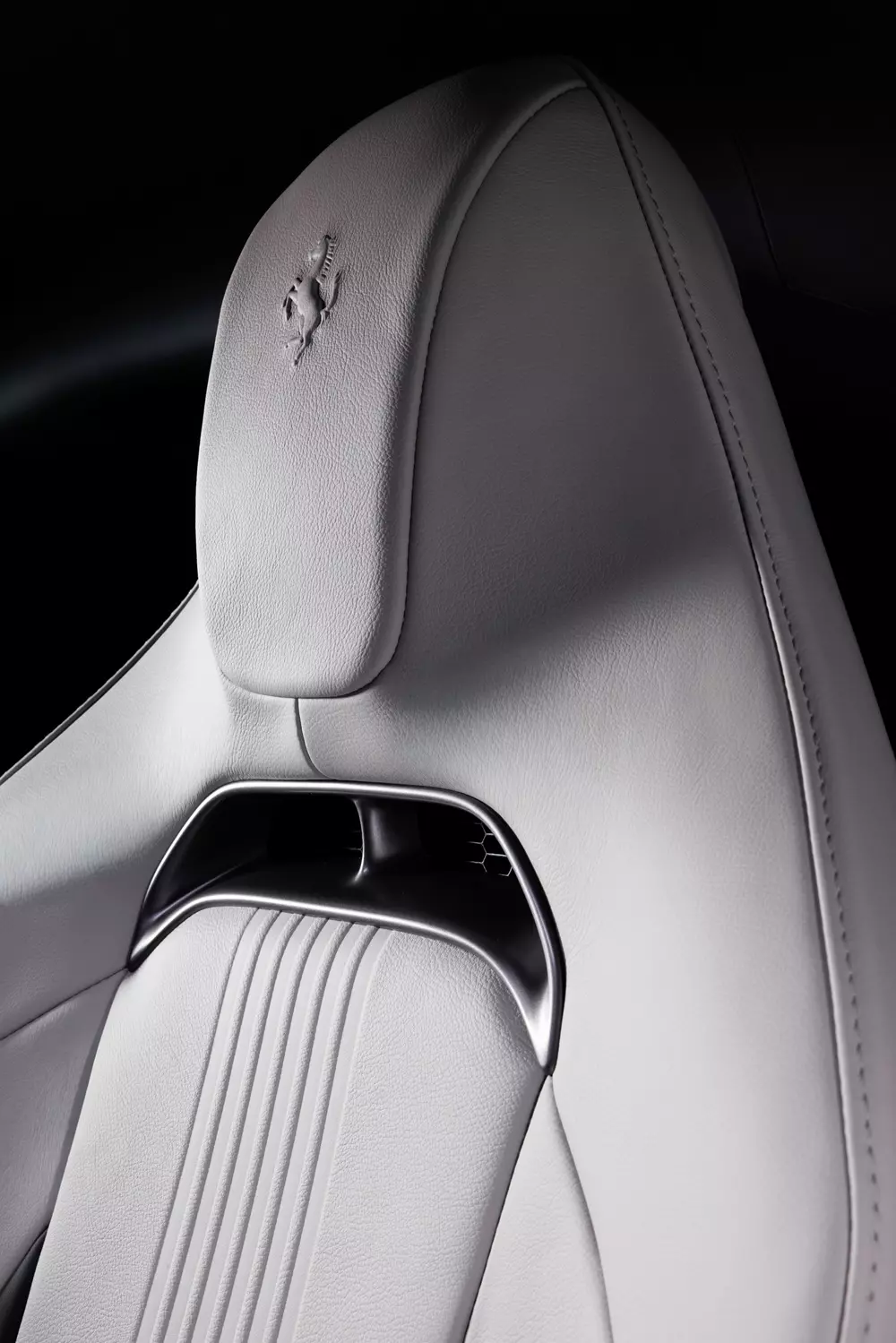 Ghế thể thao của Ferrari 12Cilindri Manuale được trang trí bằng 6 sọc nằm dọc