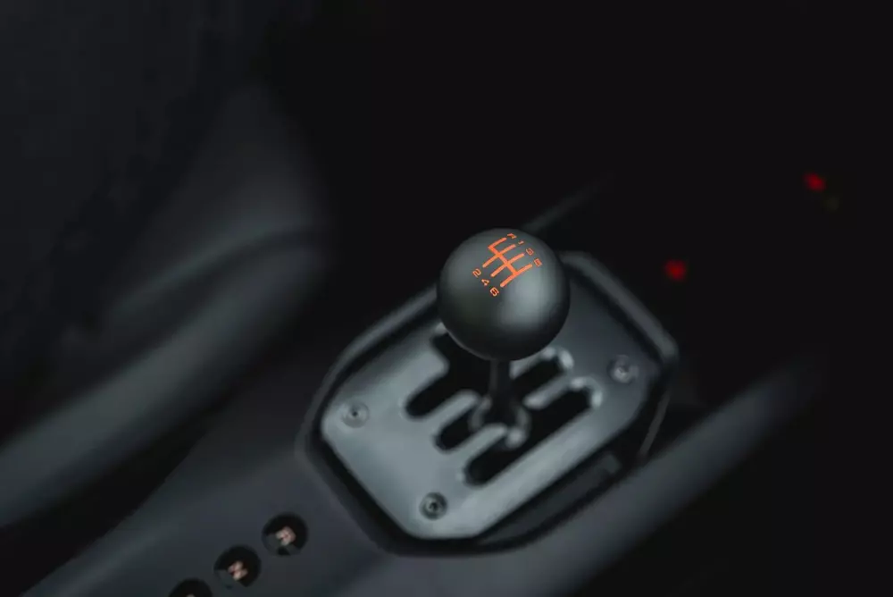 Cần số của Ferrari 12Cilindri Manuale khi kích hoạt chế độ số sàn