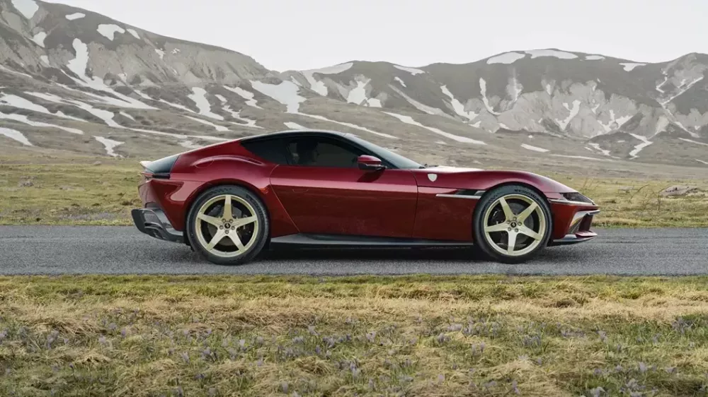 Ferrari 12Cilindri Manuale màu đỏ với mâm màu vàng nhạt