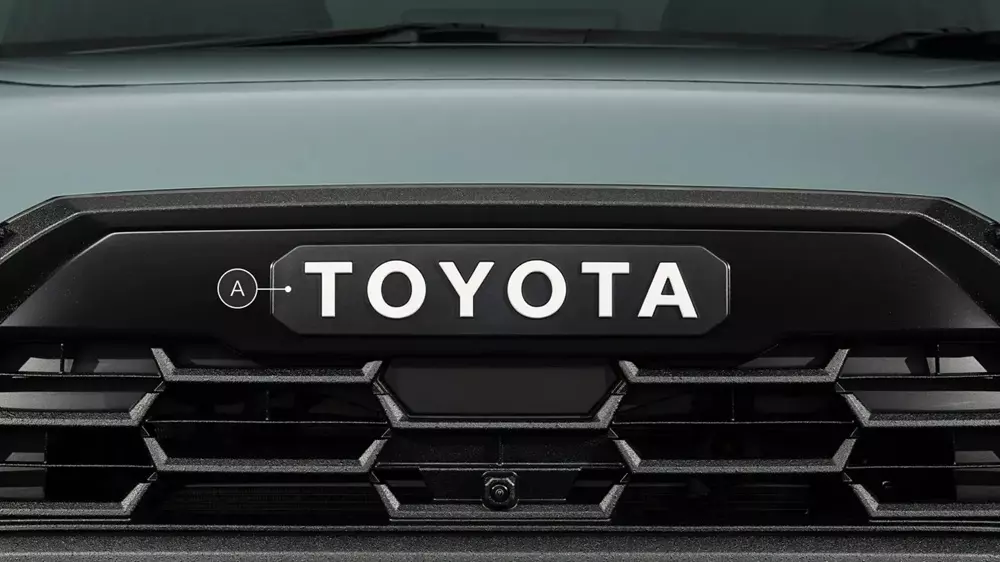 Nếu đi kèm gói Z Adventure Set, Corolla Cross Z Adventure có thêm dòng chữ Toyota màu trắng trên lưới tản nhiệt