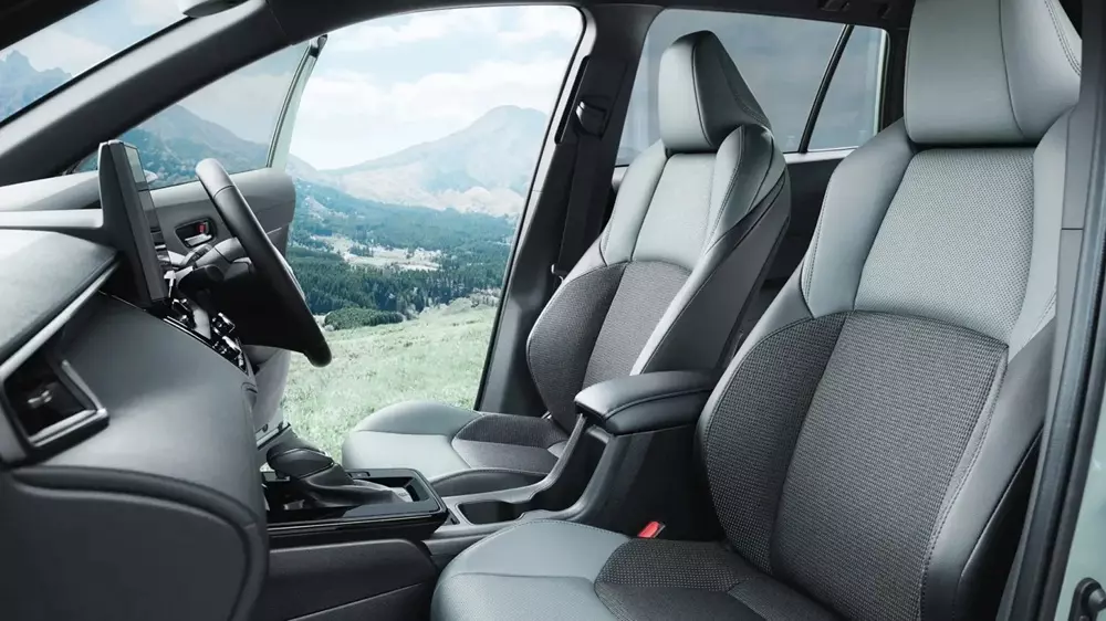 Ghế của Toyota Corolla Cross Z Adventure được bọc da tổng hợp pha nỉ
