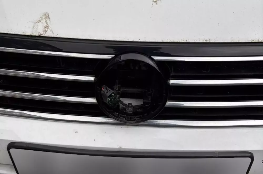 Một chiếc Volkswagen bị ăn trộm logo chứa radar trên đầu xe Một chiếc Volkswagen bị ăn trộm logo chứa radar trên đầu xe