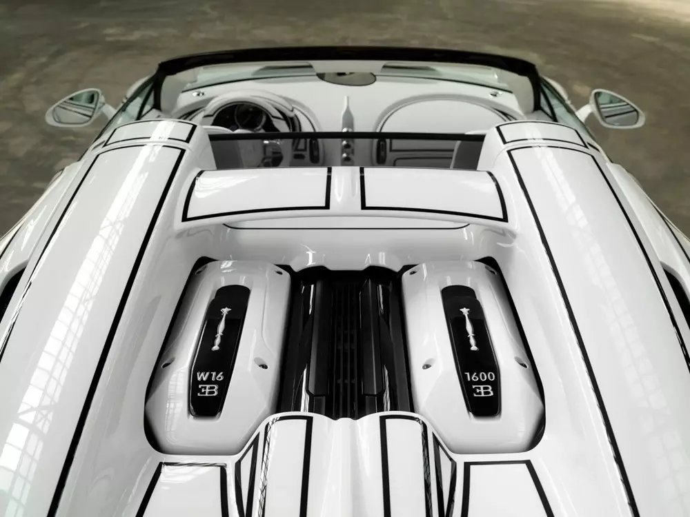 Nắp khoang động cơ của Bugatti W16 Mistral Blanc Éternel cũng có chi tiết bằng sứ Nắp khoang động cơ của Bugatti W16 Mistral Blanc Éternel cũng có chi tiết bằng sứ