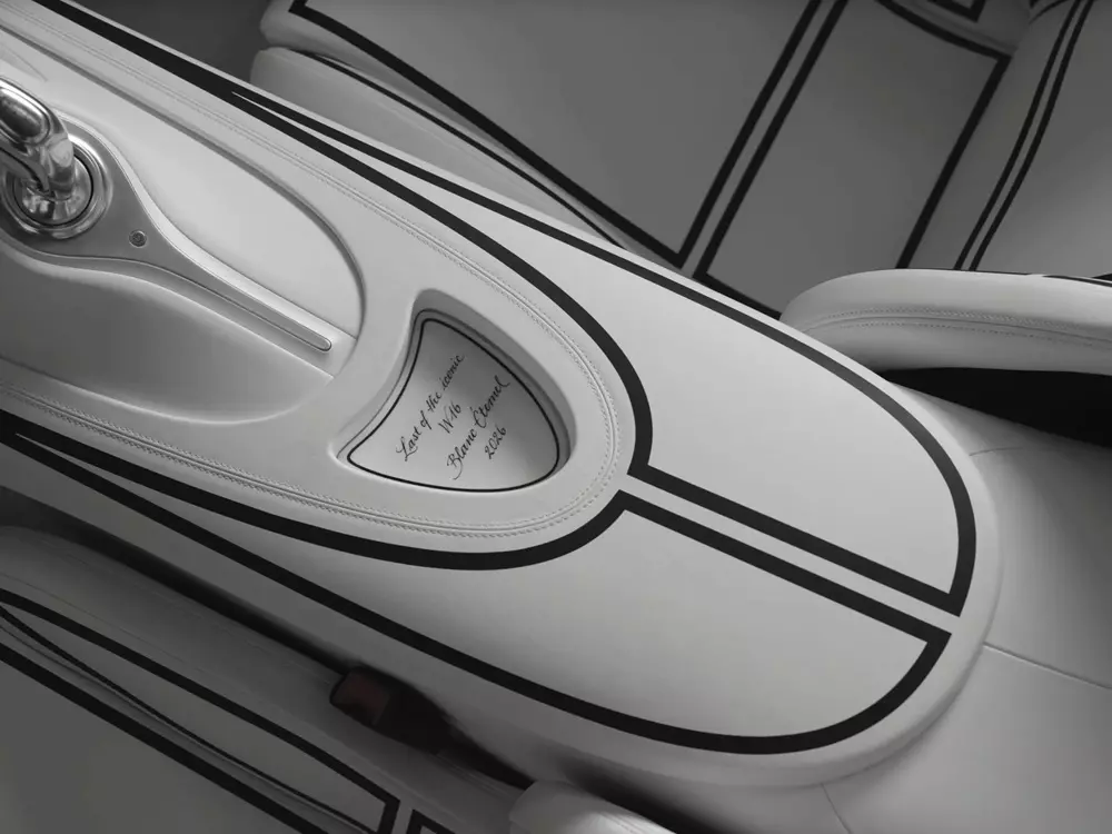 Chất liệu sứ xuất hiện trên bệ tì tay trung tâm của Bugatti W16 Mistral Blanc Éternel Chất liệu sứ xuất hiện trên bệ tì tay trung tâm của Bugatti W16 Mistral Blanc Éternel