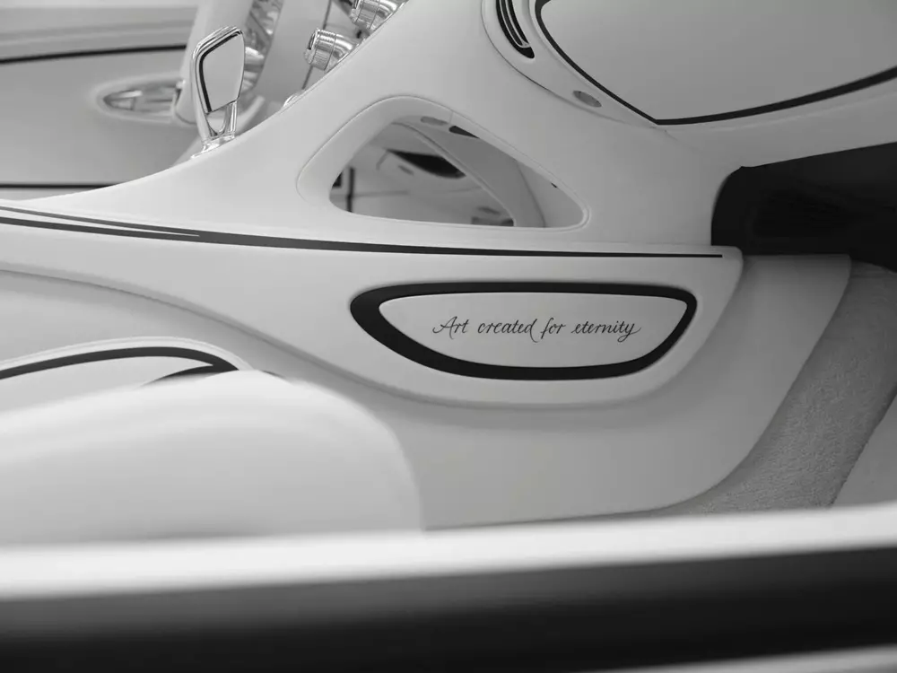 Chất liệu sứ xuất hiện hai bên bệ tì tay trung tâm của Bugatti W16 Mistral Blanc Éternel Chất liệu sứ xuất hiện hai bên bệ tì tay trung tâm của Bugatti W16 Mistral Blanc Éternel