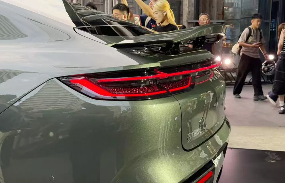 Geely Galaxy TT được trang bị cánh gió sau chủ động